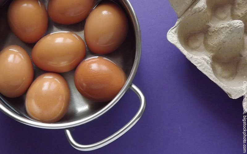 Eier im Topf kochen